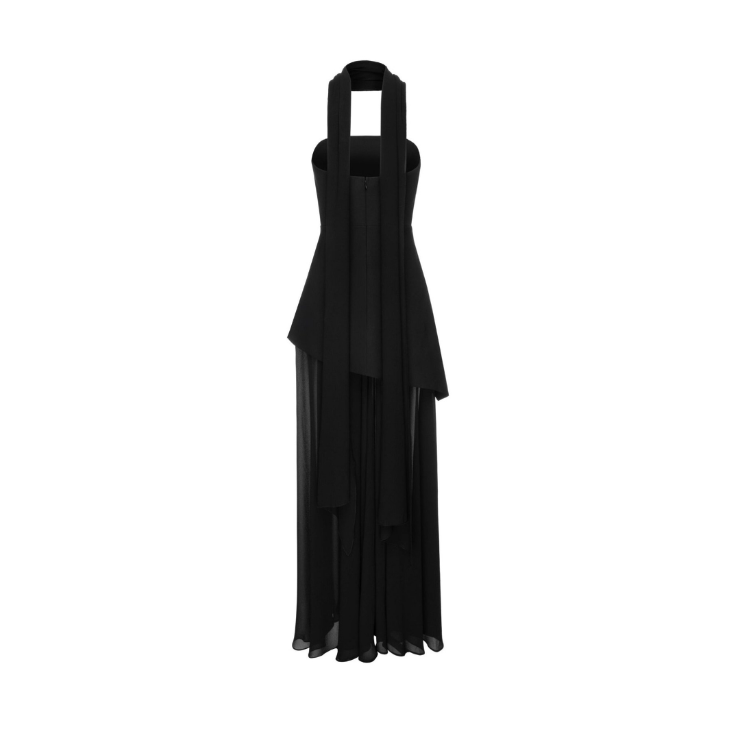 Silken Aura – Halterneck Abendkleid mit fließender Eleganz