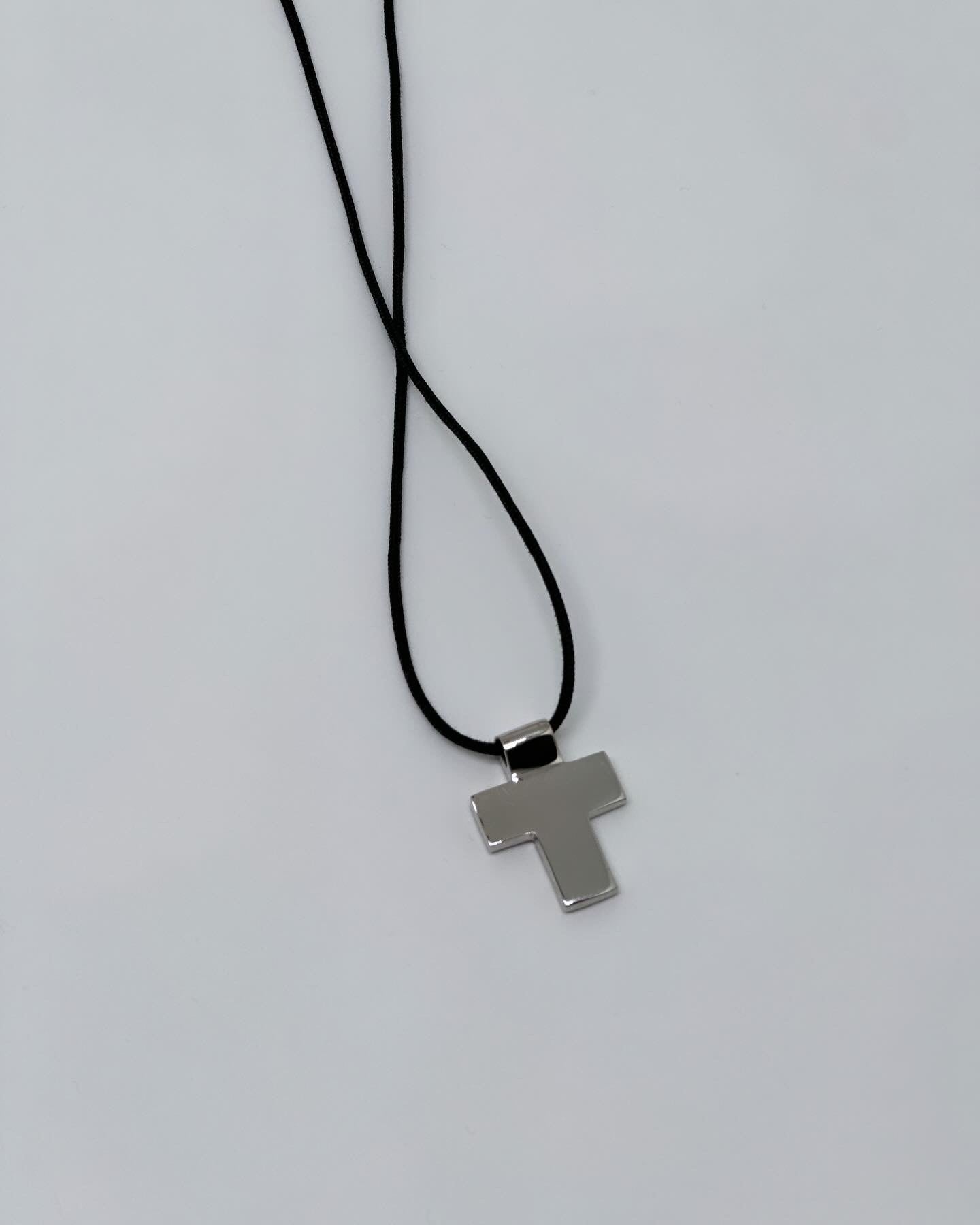 Leather necklace with cross pendant in sterling silver