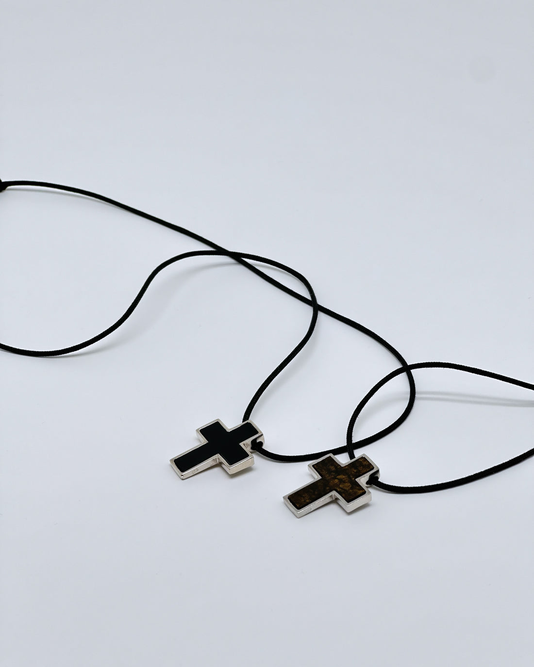 Leather necklace with cross pendant in sterling silver