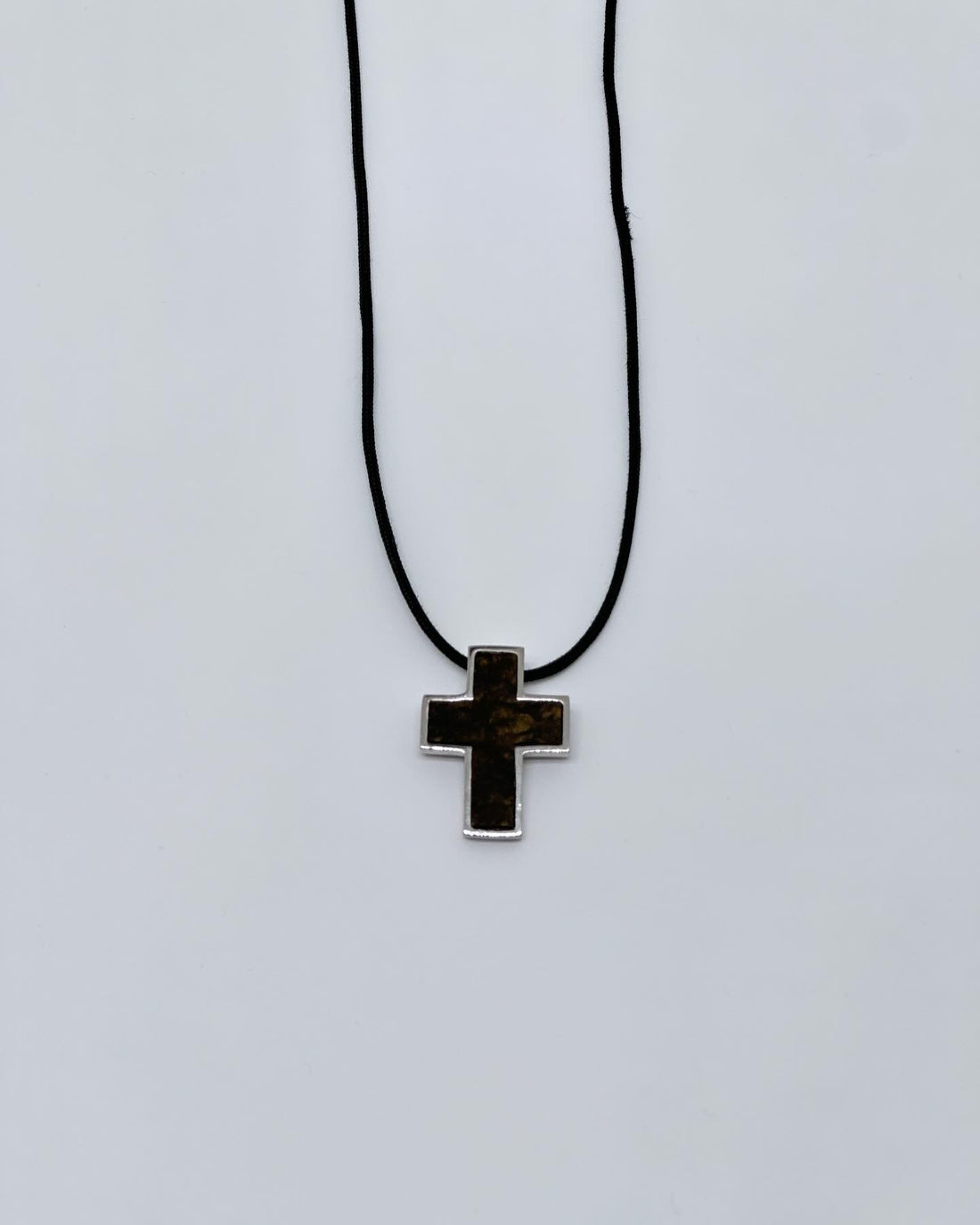 Leather necklace with cross pendant in sterling silver